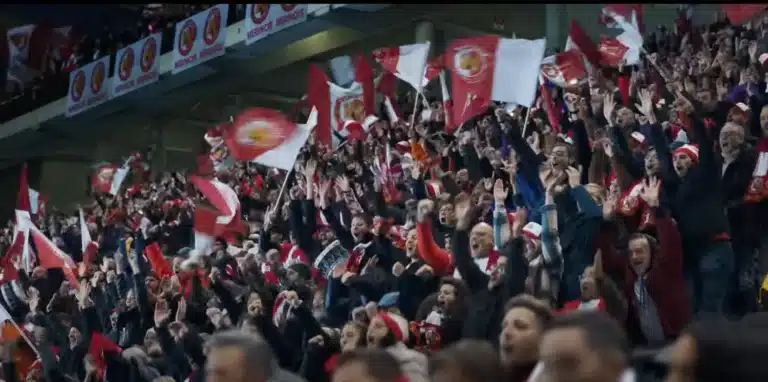 Des maillots, des écharpes et des bonnets pour une pub de McDonalds !